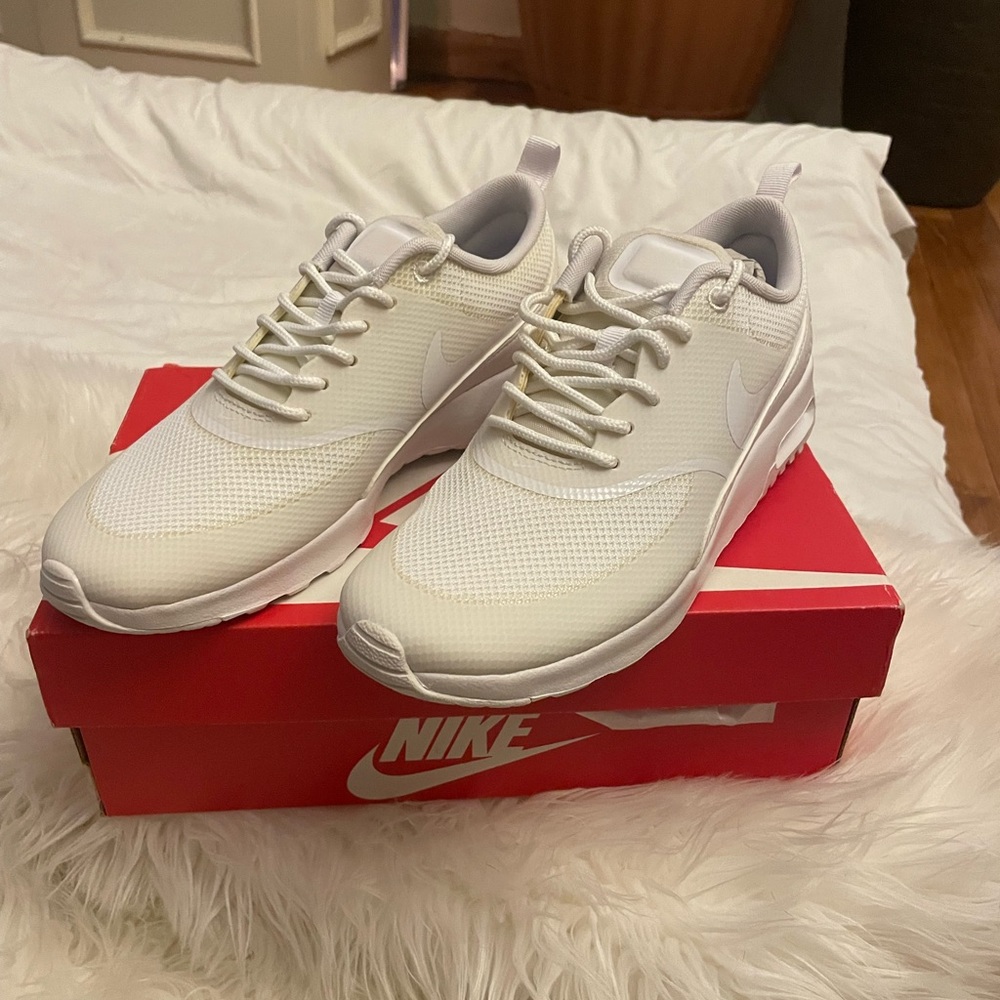 White Nike Air Max